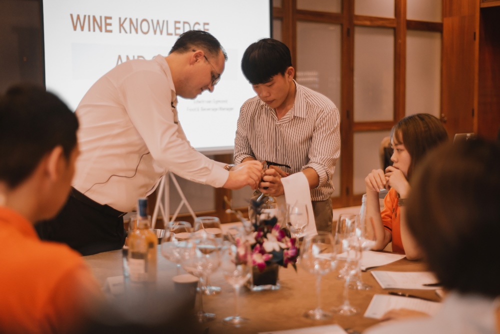 Một buổi học về kỹ năng phục vụ rượu tại Học viện Đào tạo IBH Academy cùng Chuyên gia Đào tạo Ẩm thực Edwin van Egmond