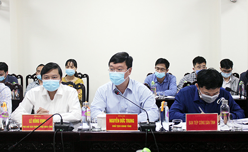 Chủ tịch UBND tỉnh Nghệ An Nguyễn Đức Trung lắng nghe các kiến nghị của công dân tại buổi đối thoại.