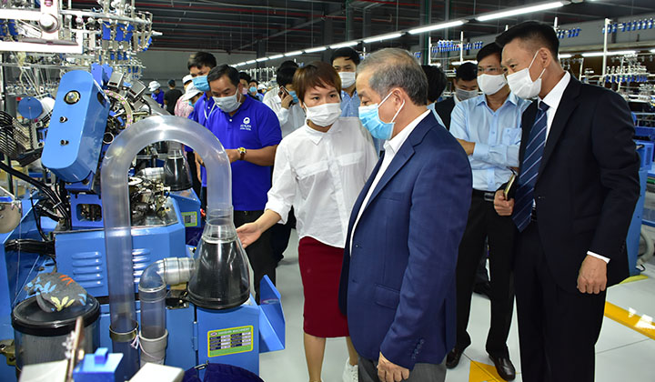 Chủ tịch UBND tỉnh Thừa Thiên Huế Phan Ngọc Thọ kiểm tra tình hình sản xuất tại nhà máy dệt Sunjin AT&C Vina