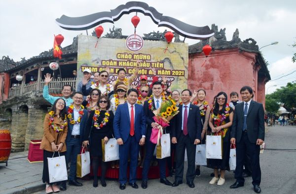 Ông Trần Văn Tân (áo vest, cà vạt đỏ) Phó Chủ tịch UBND tỉnh Quảng Nam đón du khách đầu năm mới 2021 tại Hội An