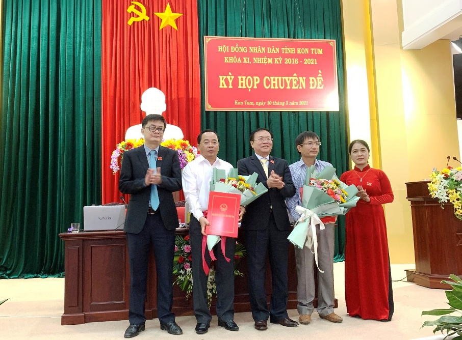 Thường trực HĐND tỉnh trao Nghị quyết, tặng hoa chúc mừng Phó chủ tịch UBND tỉnh Kon Tum Nguyễn Ngọc Sâm và Giám đốc Sở tài chính Nguyễn Văn Điệu