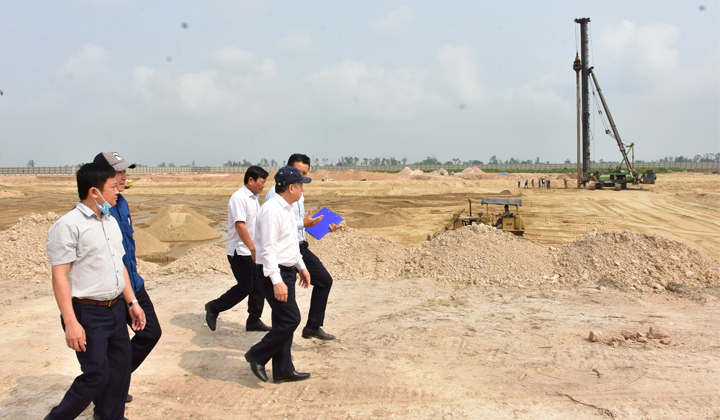 Chủ tịch UBND tỉnh Thừa Thiên Huế Phan Ngọc Thọ (đội mũ, hàng đầu) kiểm tra tiến độ thi công Dự án.