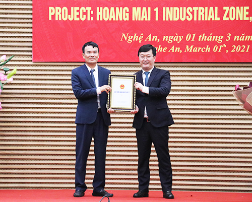 Chủ tịch UBND tỉnh Nghệ An Nguyễn Đức Trung trao Giấy chứng nhận đăng ký đầu tư cho Công ty cổ phần Hoàng Thịnh Đạt với Dự án Dự án Nhà máy sản xuất và chế biến bột đá siêu mịn tại KCN Nghĩa Đàn.