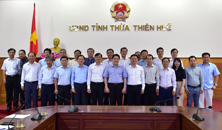 Đoàn công tác tỉnh Quảng Nam chụp ảnh lưu niệm với lãnh đạo tỉnh và các sở ngành tỉnh Thừa Thiên Huế