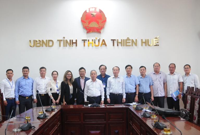 Ông Đặng Thành Tâm và đoàn công tác Tập đoàn Đầu tư Sài gòn chụp ảnh lưu niệm cùng Chủ tịch UBND tỉnh Thừa Thiên Huế phan Ngọc Thọ và đại diện lãnh đạo các sở ngành
