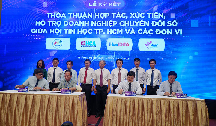 Một sự kiện ký kết hợp tác giữa các đơn vị tham dự diễn ra tại buổi Lễ khai mạc.