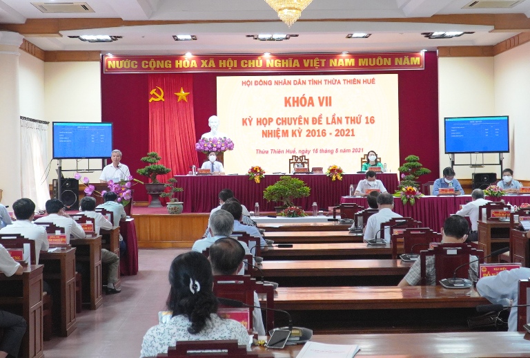 Các đại biểu HĐND tỉnh Thừa Thiên Huế được tổ chức ngồi dãn cách nhằm phòng chống dịch COVID-19.
