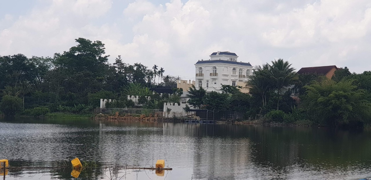 Căn biệt thự “khủng” trái phép của ông Phạm Văn Huyên ở phường Lộc Phát, Bảo Lộc, Lâm Đồng. Ảnh: T.C
