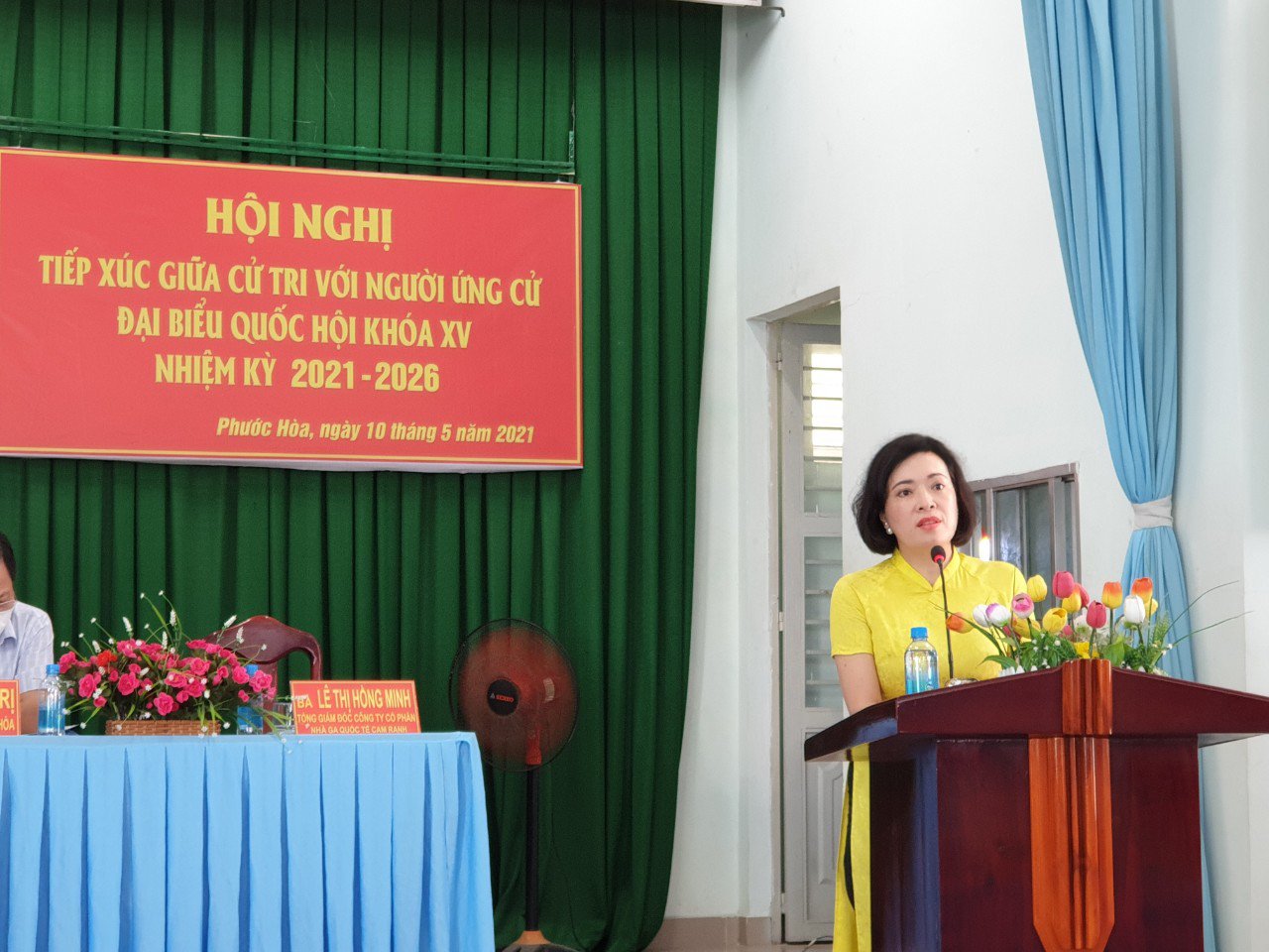 Bà Lê Thị Hồng Minh, Tổng Giám đốc Công  ty Cổ phần  Nhà ga Quốc tế Cam Ranh tiếp xúc cử tri tại Khánh Hòa. Ảnh: NVCC