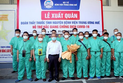Chủ tịch UBND tỉnh Thừa Thiên Huế Phan Ngọc Thọ tặng hoa cho đoàn công tác trước khi lên đường ra Bắc Giang hỗ trợ tỉnh này chống dịch COVID-19.