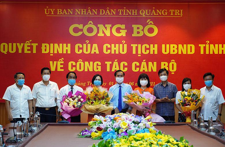 Chủ tịch UBND tỉnh Quảng Trị Võ Văn Hưng trao quyết định và tặng hoa chúc mừng các cán bộ được bổ nhiệm.