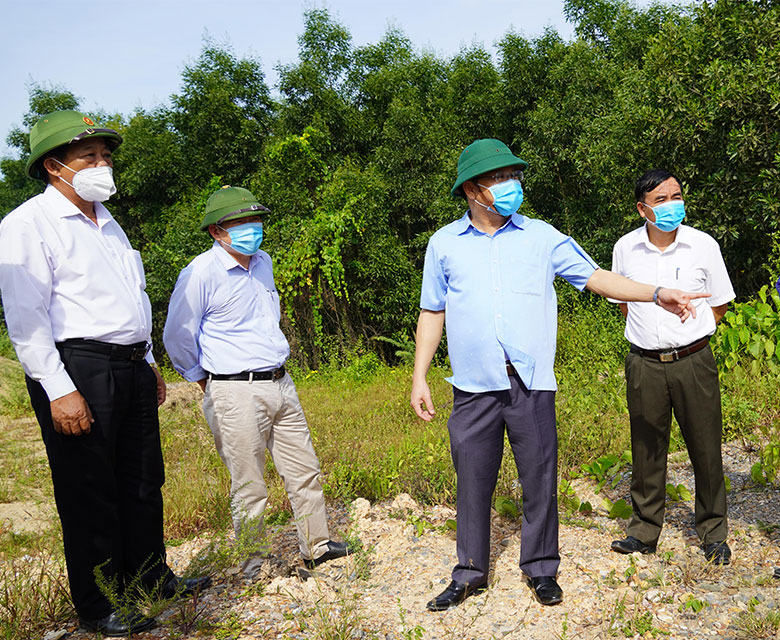 Lãnh đạo tỉnh Quảng Trị đi kiểm tra hiện trường khu vực xây dựng tuyến đường.