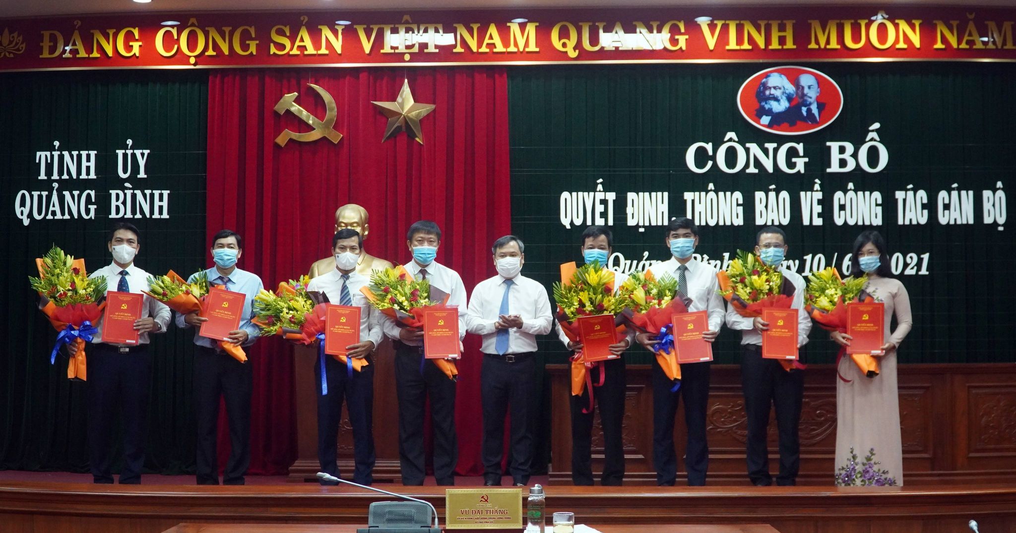 Bí thư Tỉnh ủy Quảng Bình Vũ Đại Thắng trao quyết định và tặng hoa chúc mừng các cán bộ được bổ nhiệm