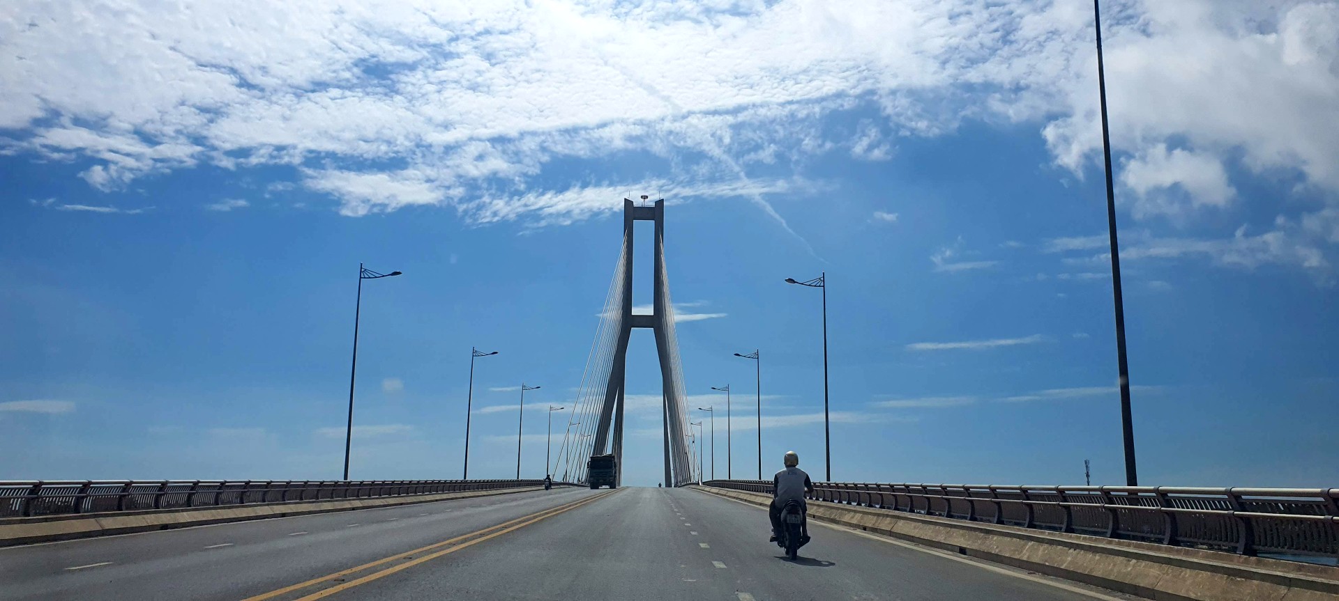 Cầu Nhật Lệ 2 bắc qua sông Nhật Lệ tại TP. Đồng Hới, Quảng Bình.