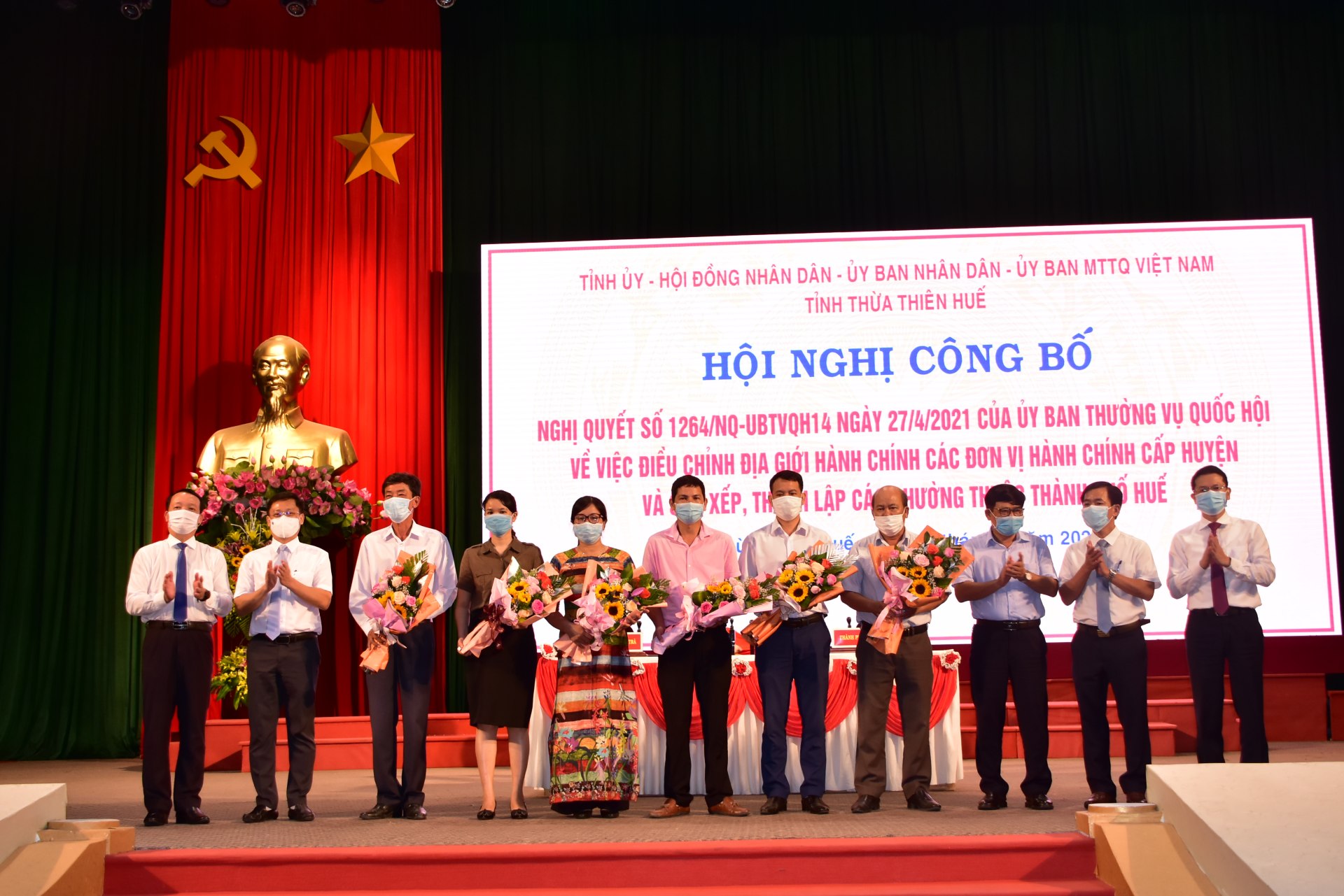 Lãnh đạo tỉnh Thừa Thiên Huế trao Nghị quyết và tặng hoa chúc mừng cho các đơn vị sau khi thay đổi địa giới hành chính TP Huế