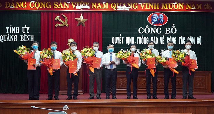 Bí thư Tỉnh ủy Quảng Bình Vũ Đại Thắng trao quyết định và tặng hoa các lãnh đạo Sở, ngành, địa phương của tỉnh Quảng Bình được điều động, bổ nhiệm