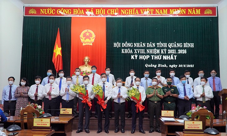 Bí thư Tỉnh ủy Quảng Bình Vũ Đại Thắng tặng hoa chúc mừng các cán bộ lãnh đạo UBND tỉnh đã tái đắc cử khóa mới.