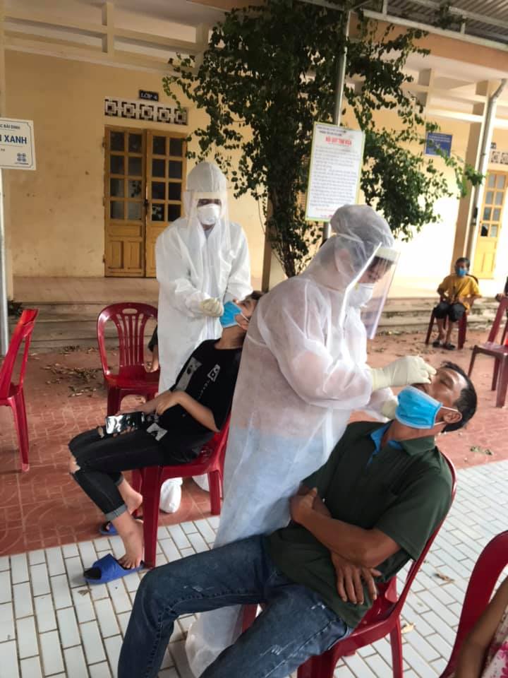 Trung tâm Kiểm soát bệnh tật tỉnh Quảng Bình lấy mẫu xét nghiệm cho bà con tại bản Bãi Dinh, xã Dân Hóa, huyện Minh Hóa.