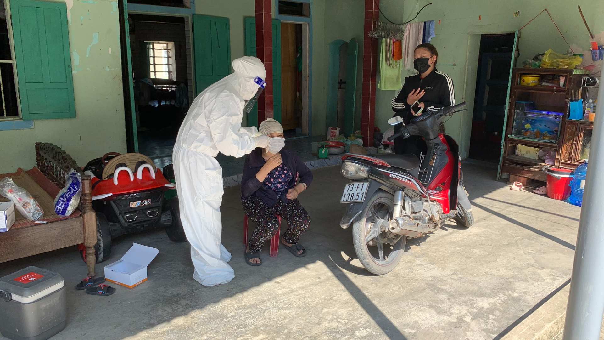 CDC Quảng Bình lấy mẫu các trường hợp F1 tại thôn Trung Hoà, xã Hải Phú, huyện Bố Trạch.