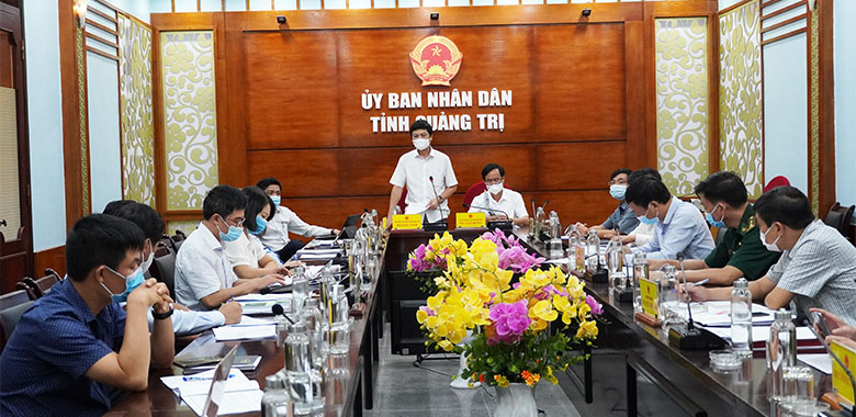 Lãnh đạo UBND titnrh Quảng Trị và lãnh đạo các sở ngành xem xét các nội dung quy hoạch tại cuộc họp.