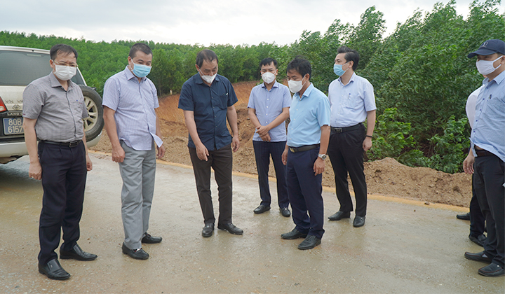 Thứ trưởng Bộ Giao thông vận tải Lê Đình Thọ kiểm tra hiện trường Dự án cao tốc Cam Lộ - La Sơn