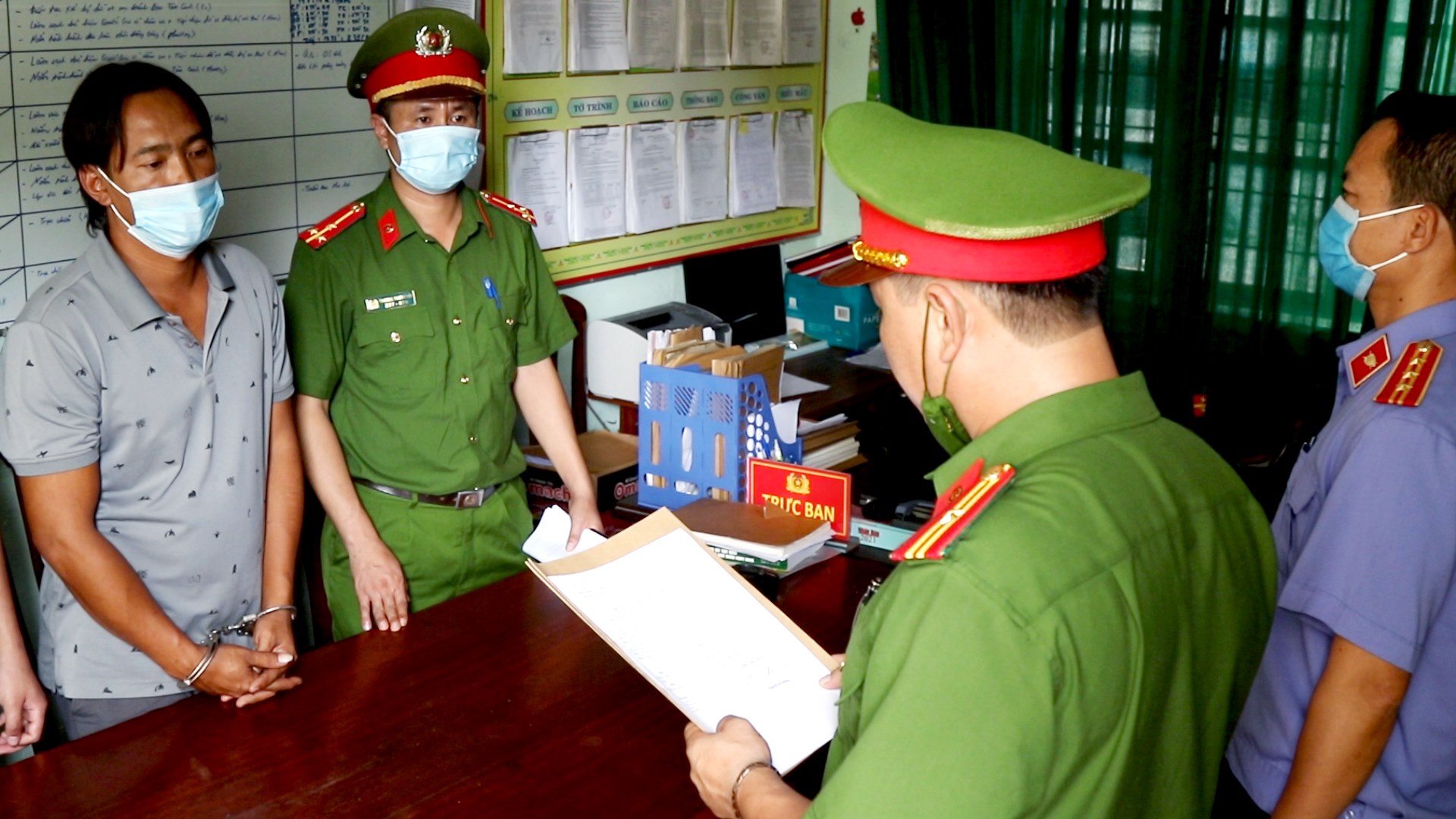 Cơ quan điều tra tống đạt quyết định bắt bị can tạm giam đối với Phan Sinh Thành để phục vụ công tác điều tra