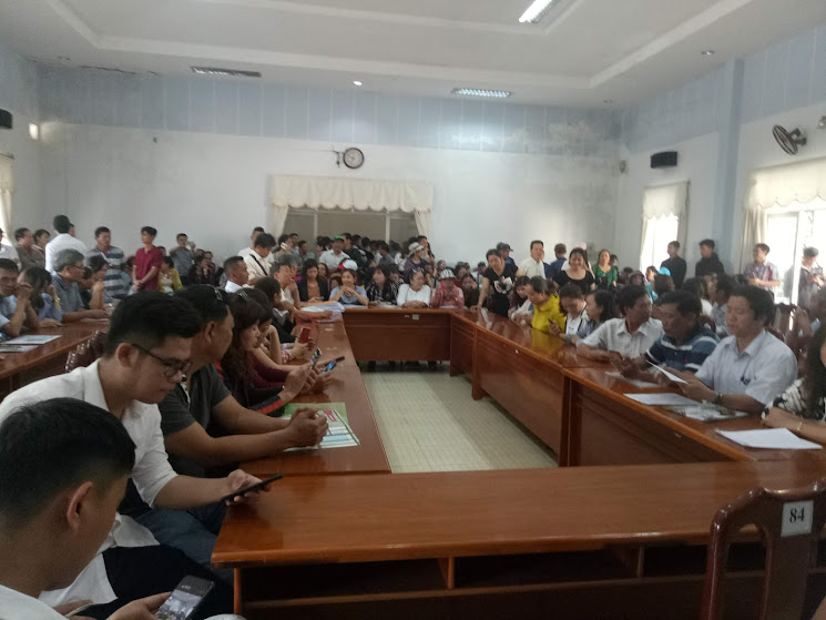 Hàng trăm khách hàng đã tụ tập tại trụ sở tiếp dân của UBND tỉnh Quảng Nam để nhờ chính quyền địa phương can thiệp khi Công ty CP Bách Đạt An đơn phương chấm dứt hợp đồng mua bán đất với khách hàng tại các Dự án do đơn vị này làm chủ đầu tư.