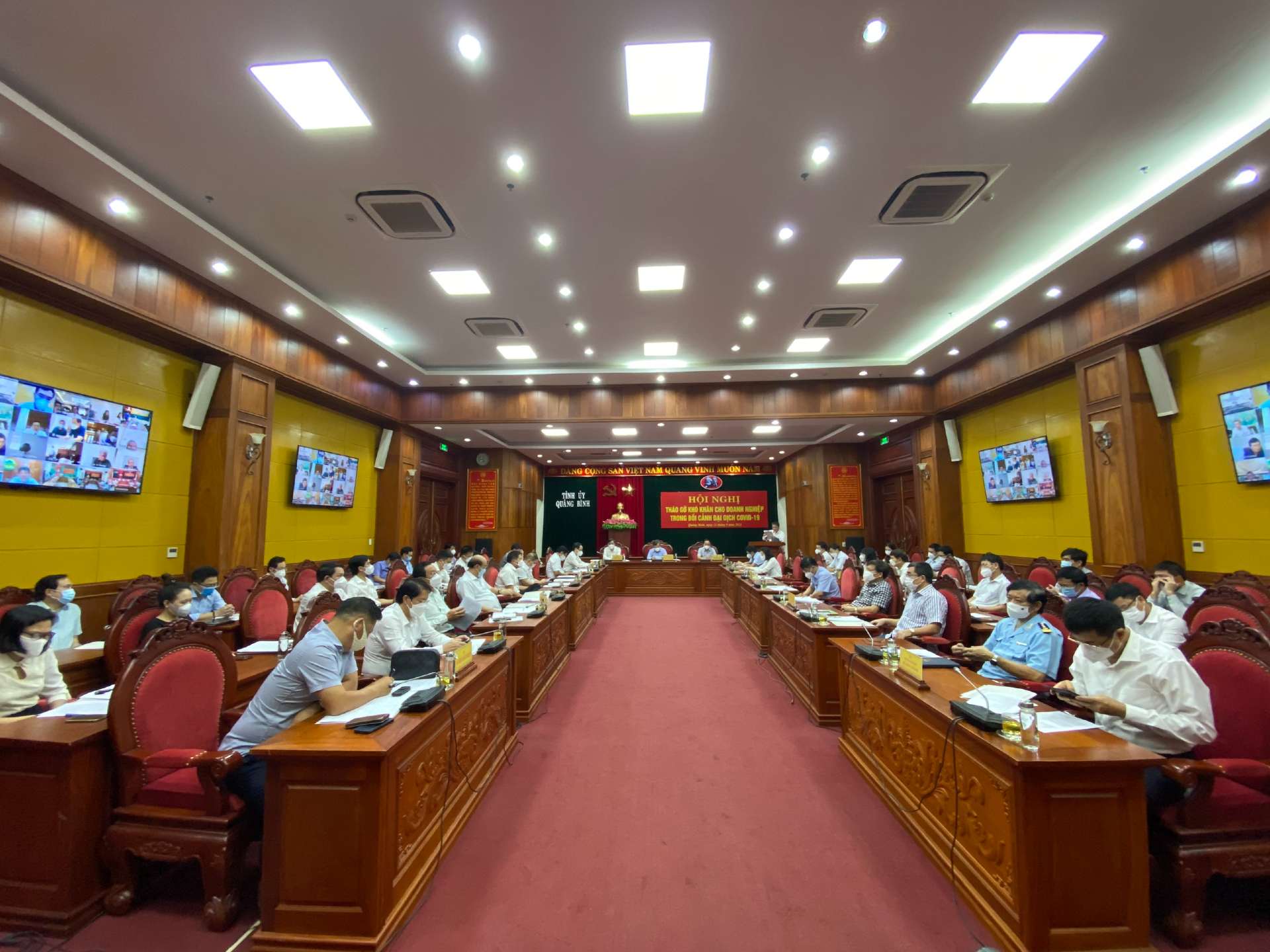 Toàn cảnh hội nghị lãnh đạo tỉnh Quảng Bình đối thoại doanh nghiệp.