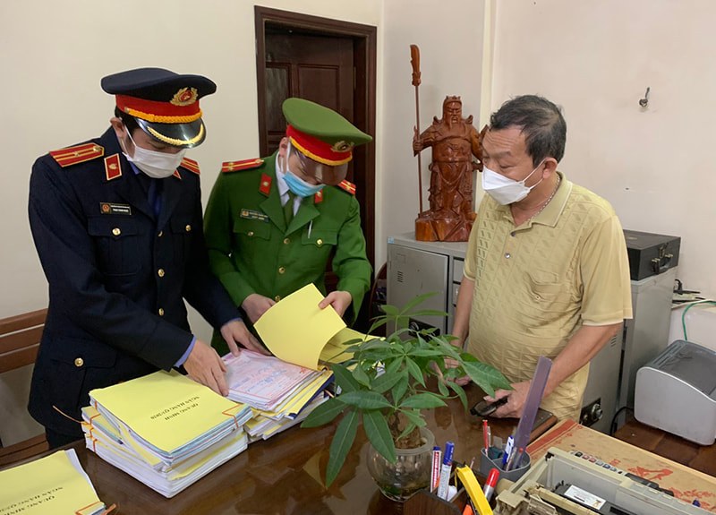 Cơ quan chức năng tiến hành khám xét nơi làm việc của ông Đặng Hoàng Quang.