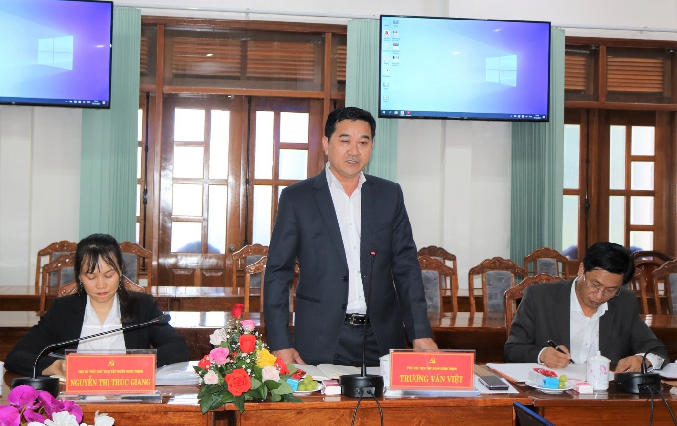 Ông Trương Văn Việt, Phó chủ tịch HĐQT Tập đoàn Hưng Thịnh báo cáo Dự án tại buổi làm việc.