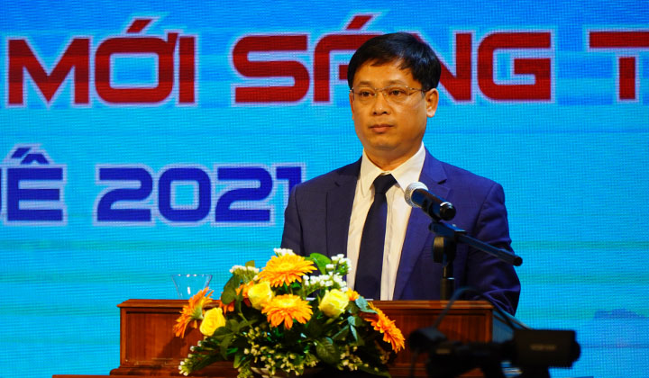 Phó chủ tịch UBND tỉnh Thừa Thiên Huế Nguyễn Thanh Bình biểu dương các ý tưởng đã đạt giải.
