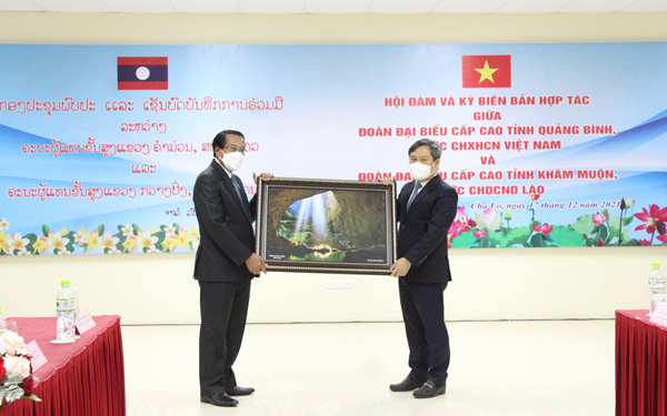 Bí thư Tỉnh uỷ tỉnh Quảng Bình Vũ Đại Thắng tặng quà lưu niệm cho lãnh đạo tỉnh Khăm Muộn.