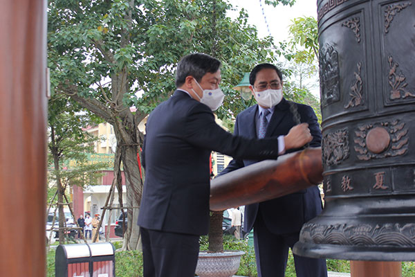 Thủ tướng Chính phủ Phạm Minh Chính và Bí thư Tỉnh ủy Quảng Bình thỉnh chuông trước lễ dâng hoa và dâng hoa tại Đền thờ Bác Hồ và các Anh hùng Liệt sỹ.
