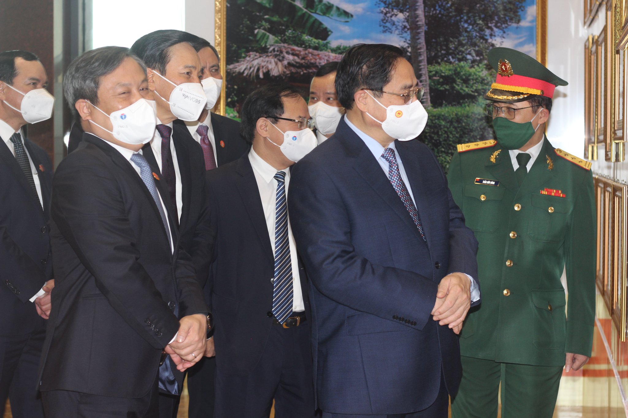 Thủ tướng Chính phủ Phạm Minh chính ham quan triển lãm về cuộc đời và sự nghiệp của Đại tướng Võ Nguyên Giáp.