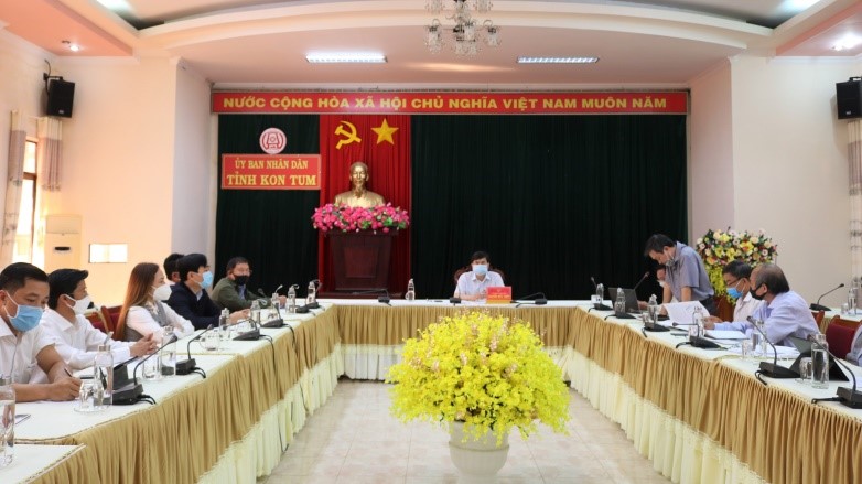 Phó Chủ tịch UBND tỉnh Kon Tum Nguyễn Hữu Tháp ghi nhận những vướng mắc, kiến nghị từ các nhà đầu tư.