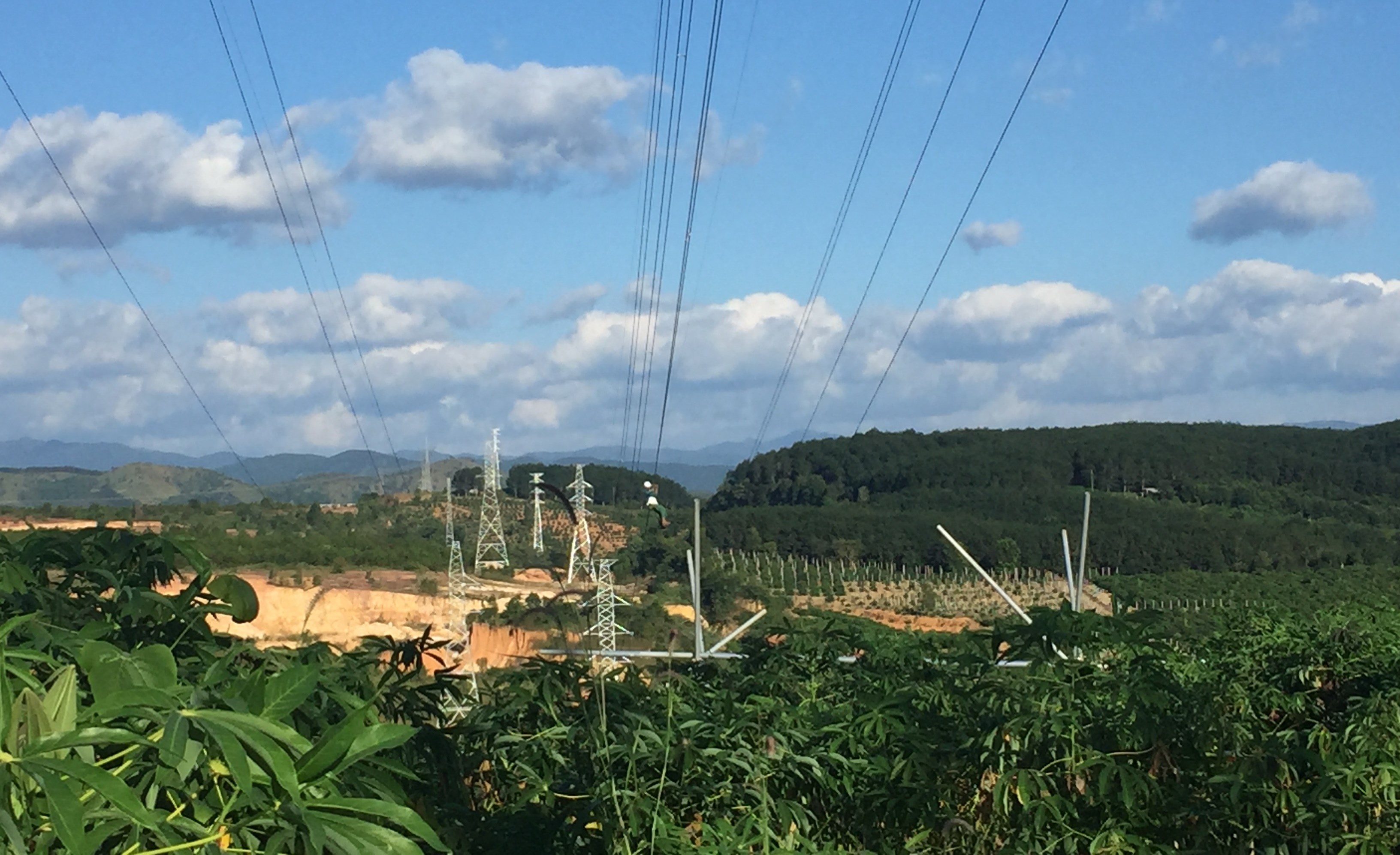 Các nhà đầu tư kiến nghị nâng cấp hệ thống truyền tải điện tại Kon Tum. 