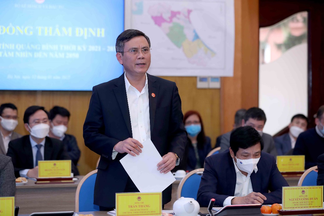 Chủ tịch UBND tỉnh Quảng Bình Trần Thắng phát biểu tại cuộc họp.