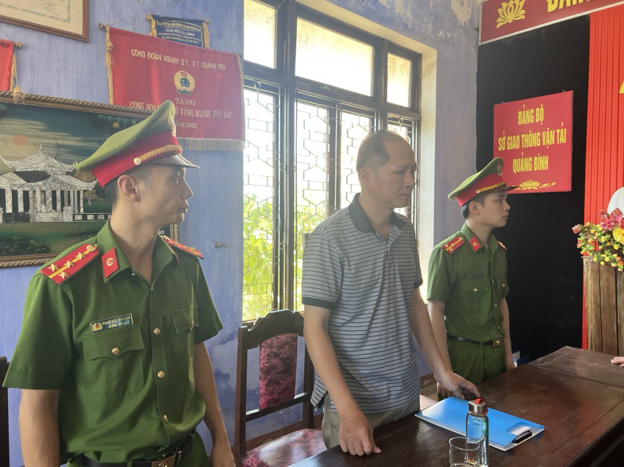 Cơ quan điều tra đọc lệnh khởi tố, bắt tạm giam ông Nguyễn Thanh Long – Phó giám đốc phụ trách Trung tâm đăng kiểm xe cơ giới 73-01S. Ảnh: CA tỉnh Quảng Bình 