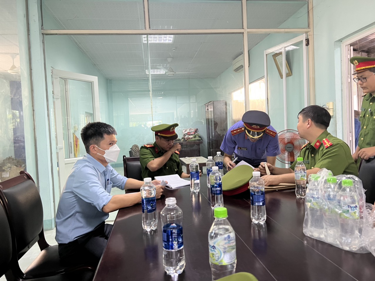 Cơ quan Cảnh sát điều tra đọc lệnh bắt tạm giam ông Trần Lê Trung, Phó giám đốc Trung tâm đăng kiểm xe cơ giới 73-03D.