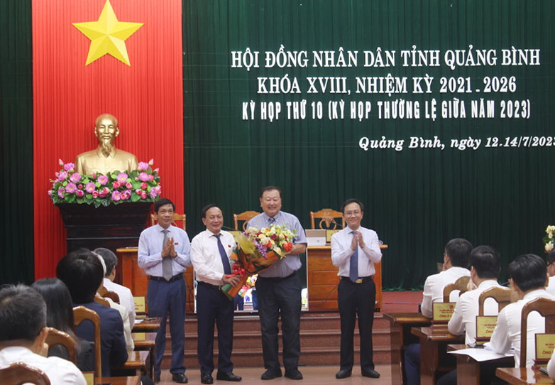 Ông Mizugishi Fumio, Chủ tịch Hội đồng Nghị sĩ tỉnh Yamanashi, Nhật Bản tặng hoa chúc mừng kỳ họp thành công tốt đẹp.