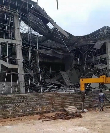 Sập sàn bê tông khi đang thi công trung tâm văn hoá huyện tại Quảng Bình