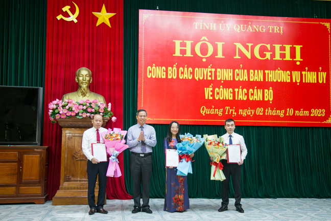 Phó Bí thư Thường trực Tỉnh uỷ Quảng Trị Hoàng Đăng Quang trao quyết định và tặng hoa với các cán bộ được bổ nhiệm. Ảnh: Lê Trường