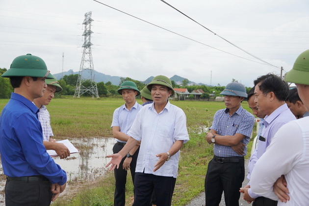 Phó Chủ tịch Thường trực UBND tỉnh Quảng Bình Đoàn Ngọc Lâm (giữa ảnh) kiểm tra khu tái định cư phục vụ Dự án cao tốc Bắc- Nam tại xã Phú Thủy (huyện Lệ Thủy)