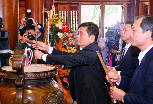 Bí thư Tỉnh ủy Nghệ An dâng hương lên anh linh Chủ tịch Hồ Chí Minh. Ảnh: Nghean.gov.vn