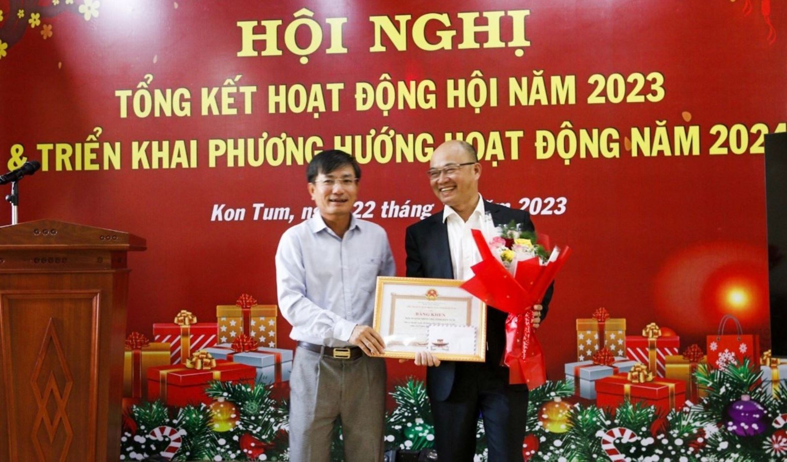 Phó Chủ tịch UBND tỉnh trao Bằng khen của Chủ trịch UBND tỉnh nhân Kỷ niệm 3 năm Ngày thành lập