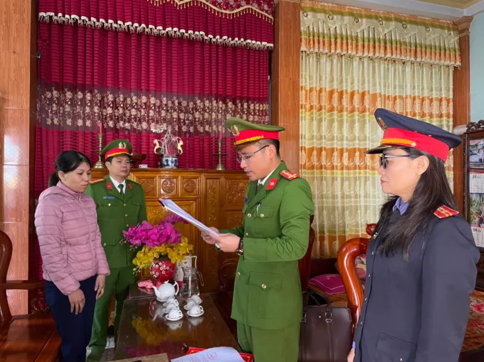 Cơ quan Công an đọc Lệnh khám xét và Lệnh bắt tạm giam đối với Dương Thị Thiếu