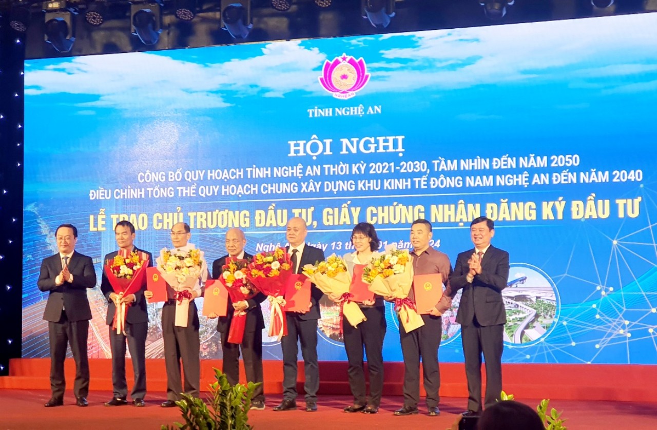 Lãnh đạo tỉnh Nghệ An trao chủ trương đầu tư/giấy chứng nhận đầu tư cho 6 Dự án lớn của tỉnh.