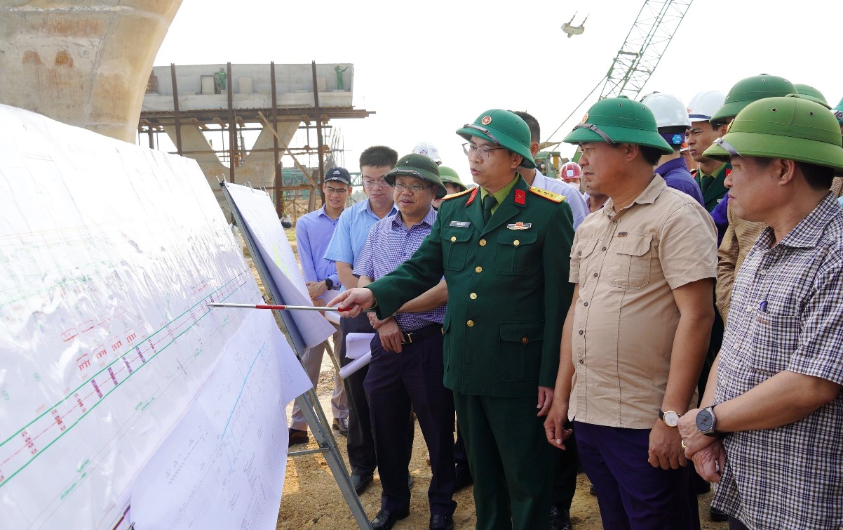 Chủ tịch UBND tỉnh Võ Văn Hưng và Phó Chủ tịch UBND tỉnh Lê Đức Tiến kiểm tra tiến độ thi công cầu Thạch Hãn 1 tại huyện Triệu Phong