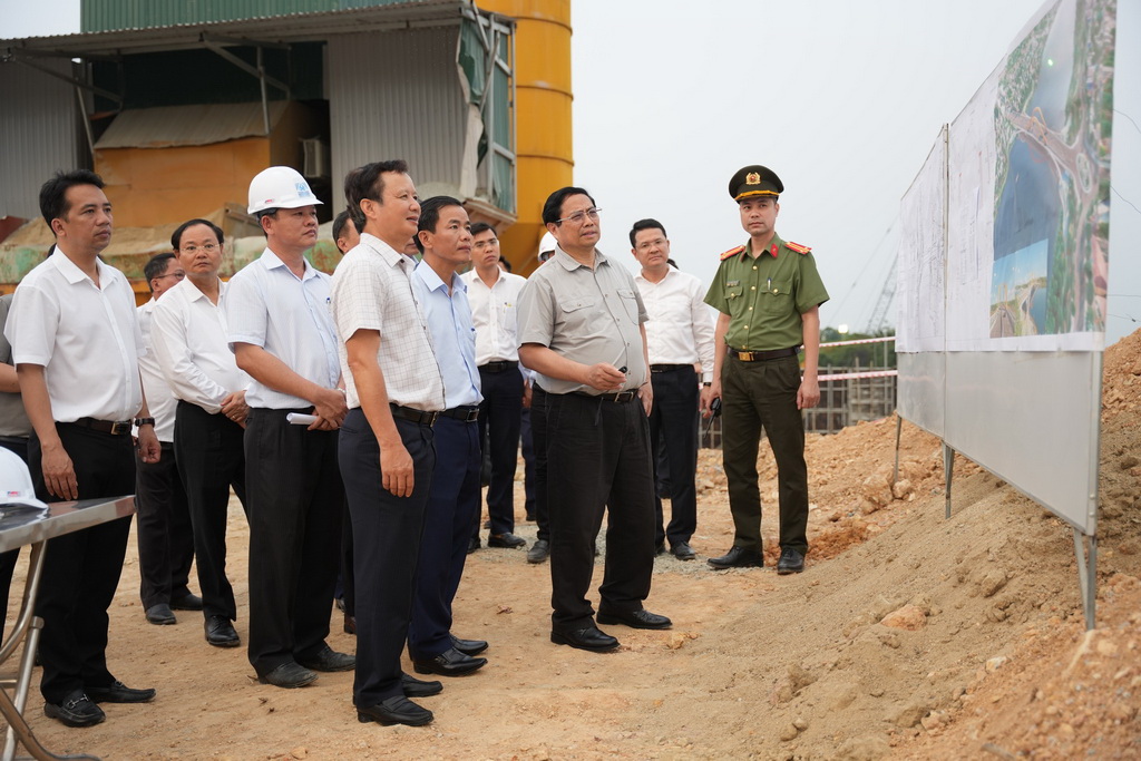 Thủ tướng chỉ đạo đẩy nhanh tiến độ cầu vượt sông Hương