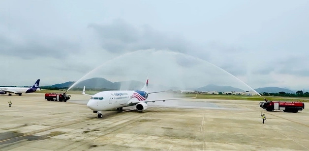 Nghi thức phun nước chào đón chuyến bay đầu tiên của hãng Malaysia Airlines đến TP Đà Nẵng